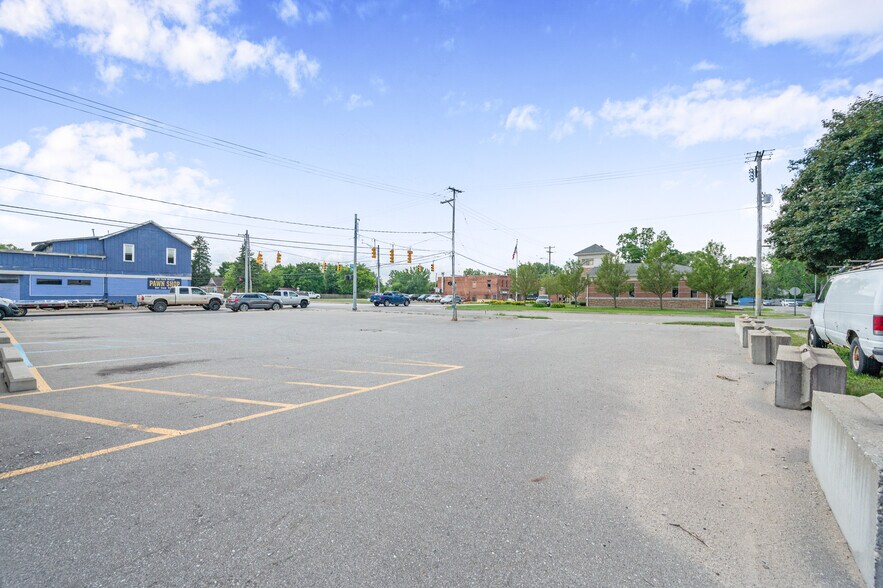 More Photos Of 805 Maple St, Big Rapids Storefront Retail Office For Sale