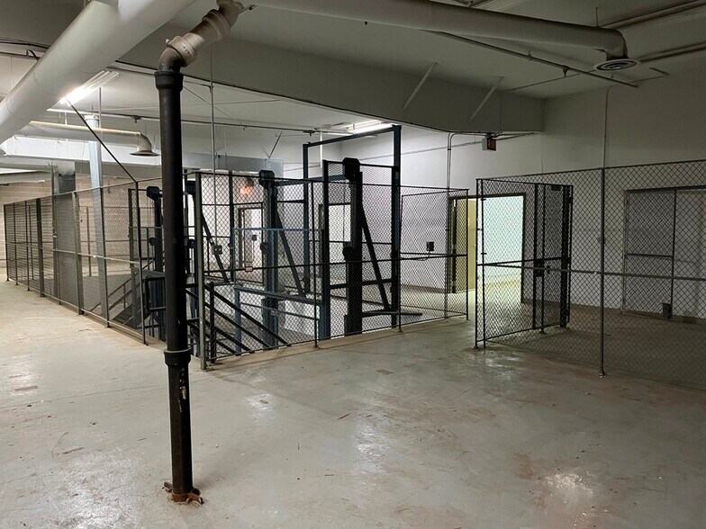 More Photos Of 822 W Wilson Ave, Chicago Warehouse For Sale