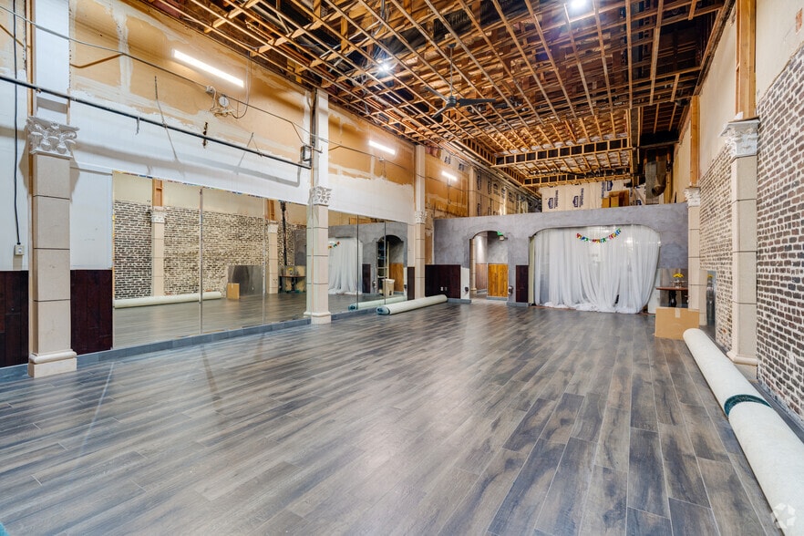 More Photos Of 337-339 1/2 N Brand Blvd, Glendale Storefront For Lease