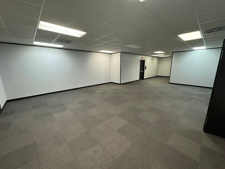 More Photos Of 11800 Industriplex Blvd, Baton Rouge Distribution For Sale