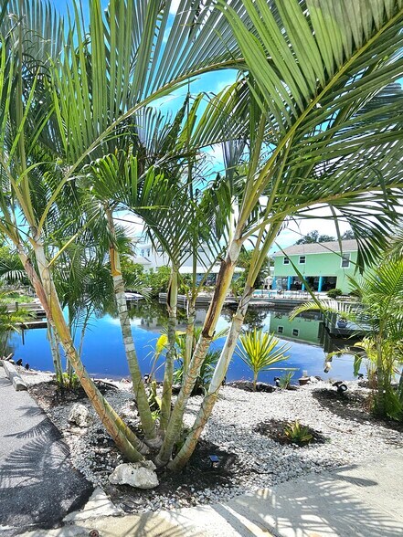 More Photos Of 3270 Bayshore Dr, Naples Freestanding For Sale
