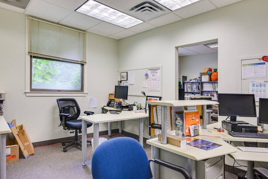 More Photos Of 135 Windmill Ln, Southampton Office For Sale