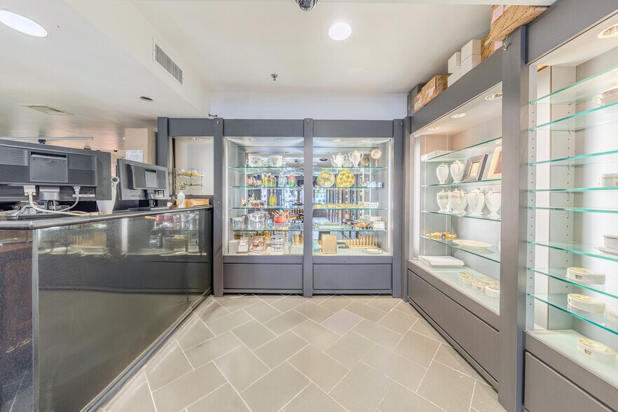 More Photos Of 560 Main St, Fort Lee Freestanding For Sale