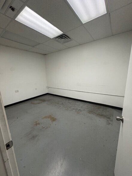 More Photos Of 11418 Reeder Rd, Dallas Warehouse For Lease