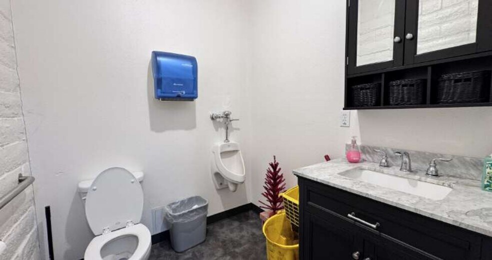 More Photos Of 2920-2972 Churn Creek Rd, Redding Storefront For Lease