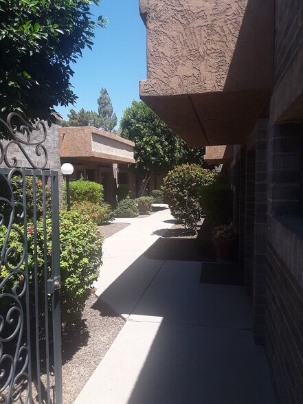 More Photos Of 2412 W Greenway Rd, Phoenix Office For Lease