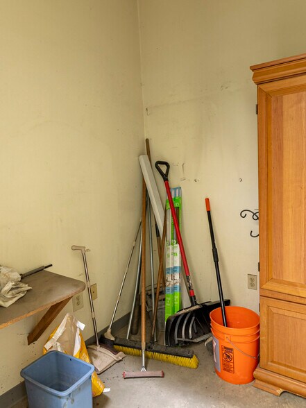 More Photos Of 800 Clough Ave, Columbus Service For Lease