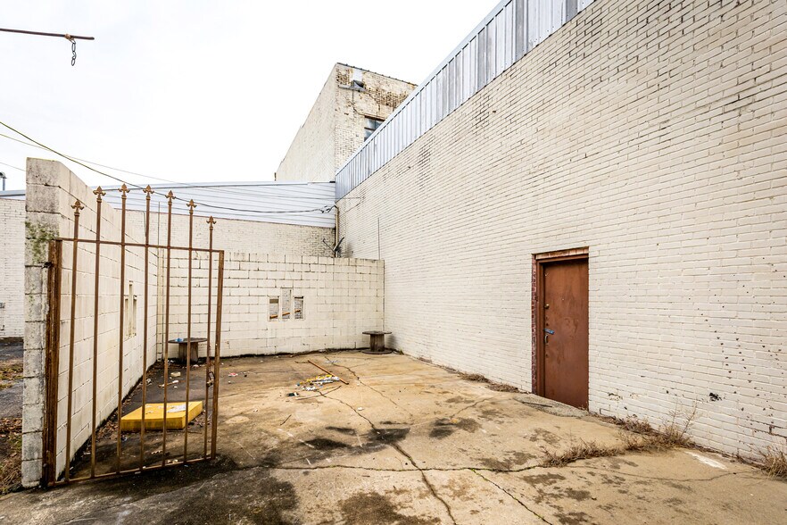 More Photos Of 4914 Main St, Moss Point Storefront For Sale