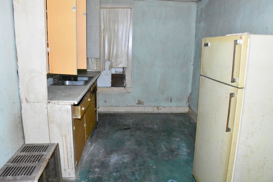 More Photos Of 106 S Main St, Springboro Storefront Retail Residential For Sale