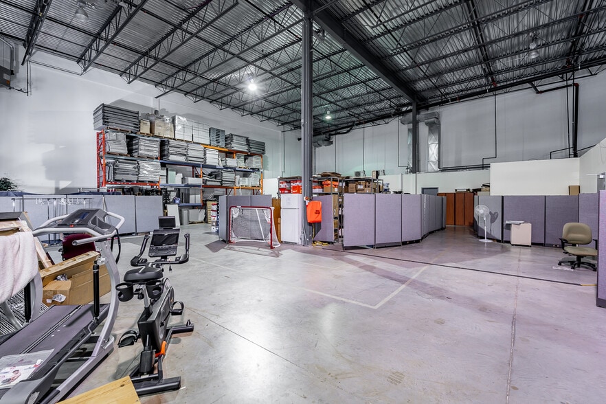 More Photos Of 9490-9490 Boul Henri-Bourassa W, Saint-Laurent Flex For Sale
