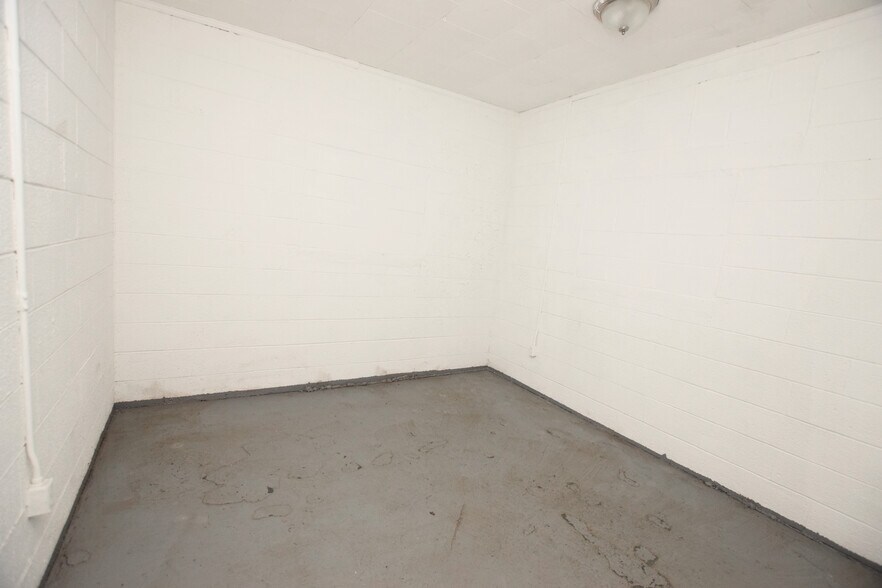 More Photos Of 713 Fenton Rd, Flint Warehouse For Sale