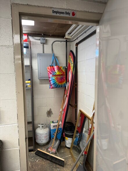 More Photos Of 4881 Pittsburgh Rd, Harrisville Light Distribution For Sale