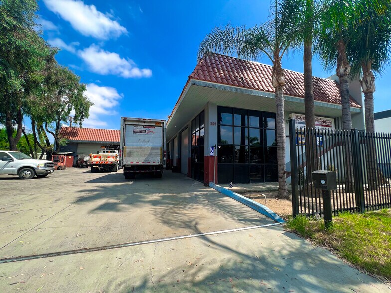 More Photos Of 301 E Blaine St, Corona Warehouse For Lease