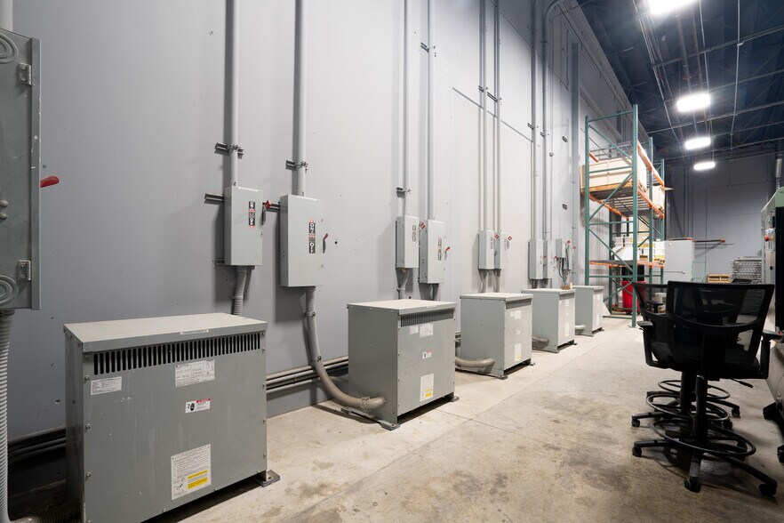 More Photos Of 19533 McLane St, Palm Springs Distribution For Sale