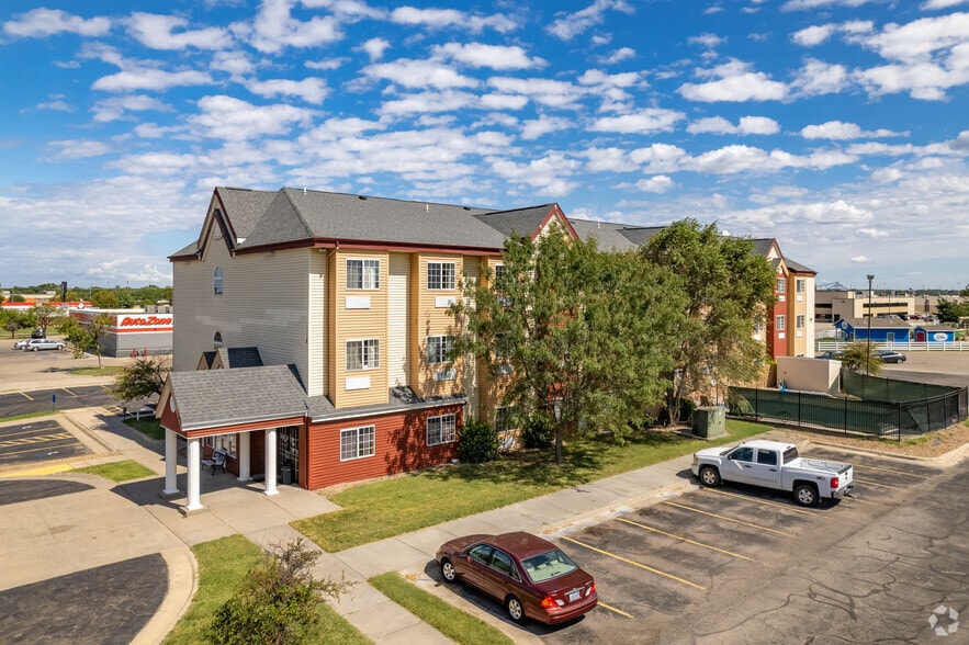 Primary Photo Of 1420 N Lorraine St, Hutchinson Hotel For Sale