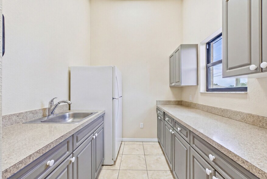 More Photos Of 1010 NE 9th St, Cape Coral Office For Sale