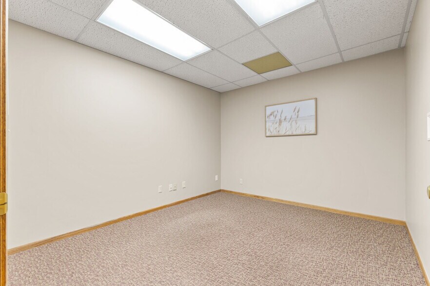 More Photos Of 2575 N Hamline Ave, Roseville Office For Sale