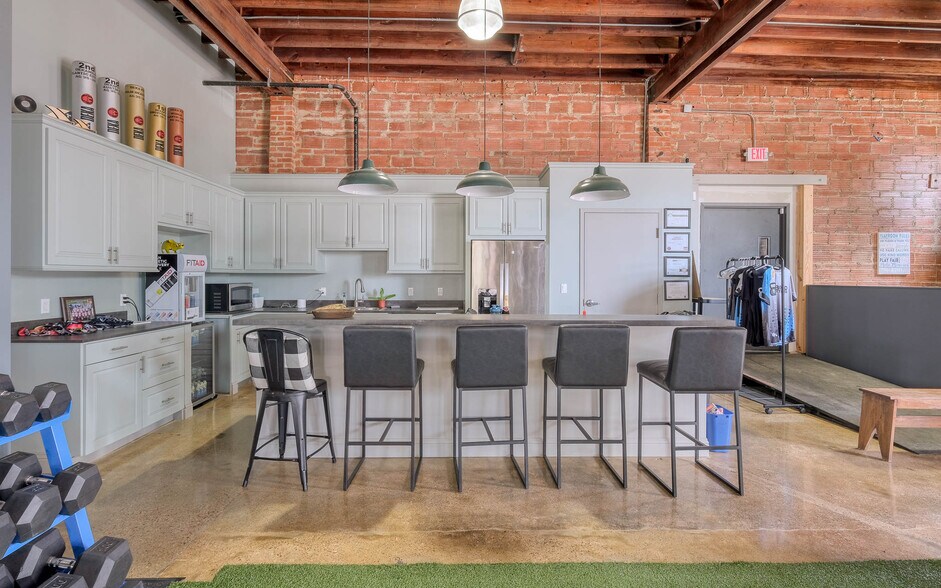 More Photos Of 2302 Main St, Waller Office For Sale