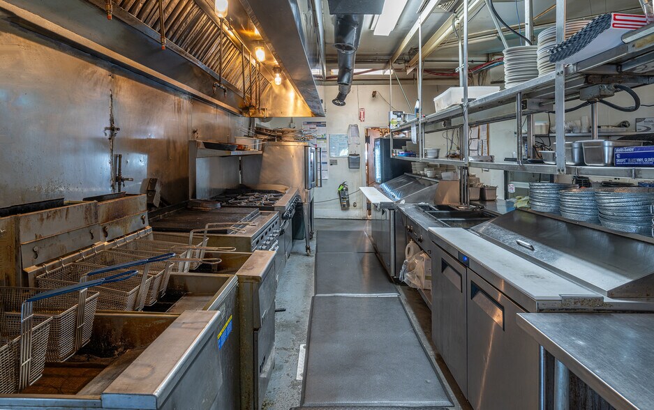 More Photos Of 119 Commercial St, Bath Marina For Sale