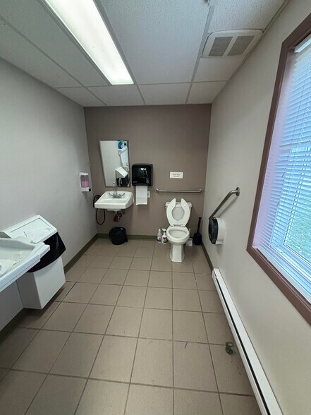 More Photos Of 7010 Parkway Rd, Greely Flex For Sale