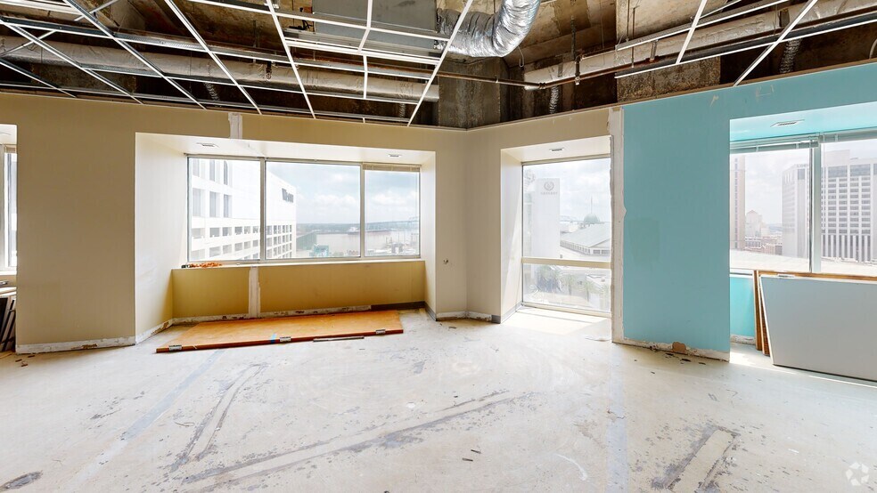 More Photos Of 365 Canal St, New Orleans Office For Lease