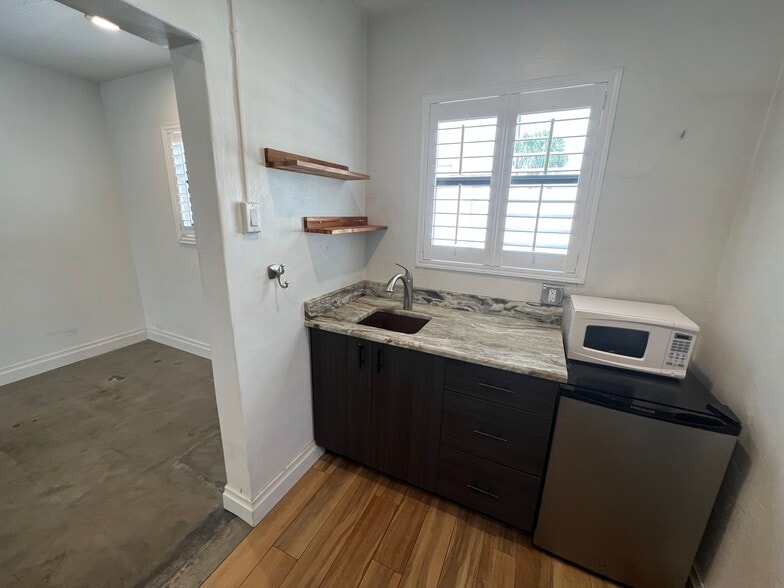 More Photos Of 2323 W Aileen St, Tampa General Retail For Lease
