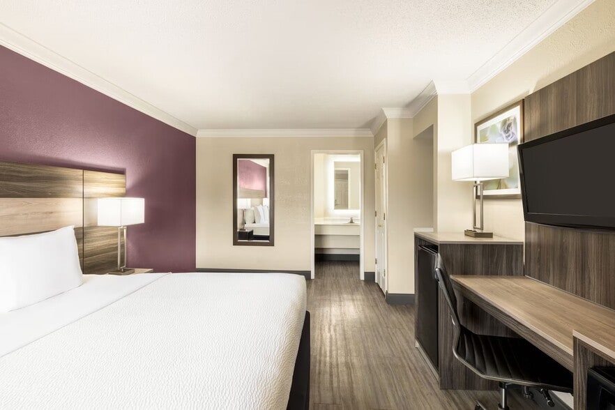 More Photos Of 6511 W Military Dr, San Antonio Hotel For Sale