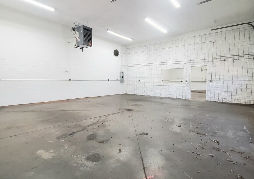 More Photos Of 2401 NW Vivion Rd, Riverside General Retail For Lease