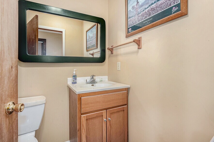 More Photos Of 50 E Main St, Grant Office For Sale