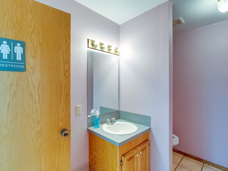 More Photos Of 1853 S Broadway St, Coalgate Flex For Sale