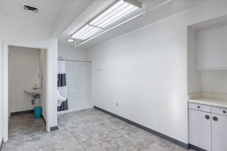 More Photos Of 4512-4514 Hollis St, Emeryville Warehouse For Lease