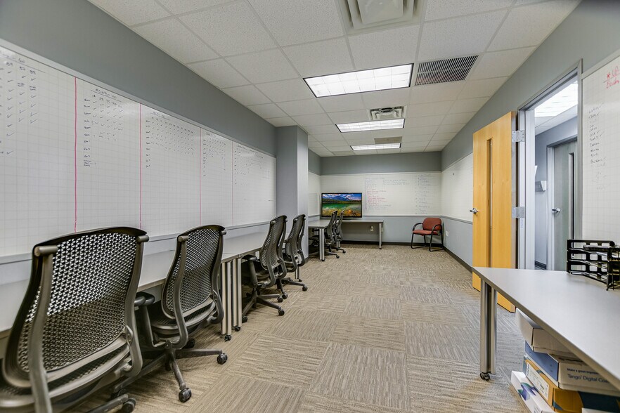 More Photos Of 271 Commercial Dr, Buda Warehouse For Sale