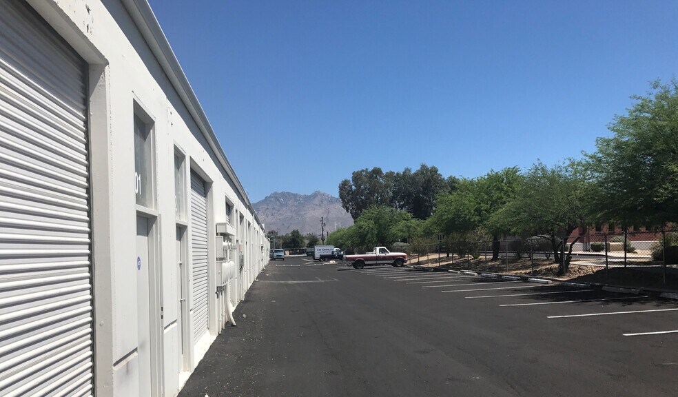 More Photos Of 2100 N Wilmot Rd, Tucson Light Manufacturing For Lease