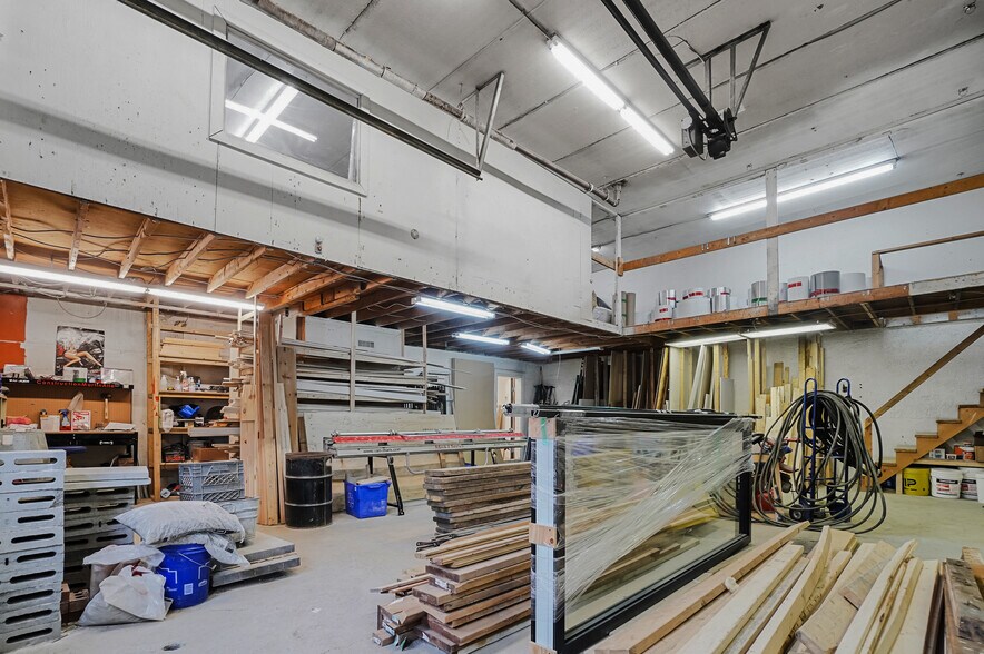 More Photos Of 1335 Boul Sainte-Foy, Longueuil Freestanding For Sale