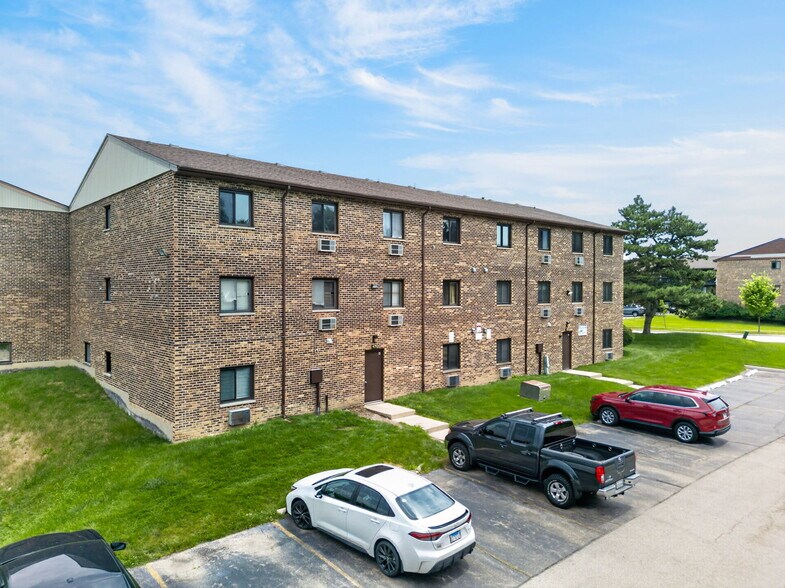 More Photos Of 450 Perrie Dr, Elk Grove Village Apartments For Sale