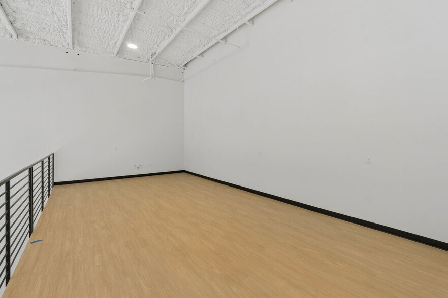 More Photos Of 7700 Broadway Ext, Oklahoma City Light Distribution For Sale