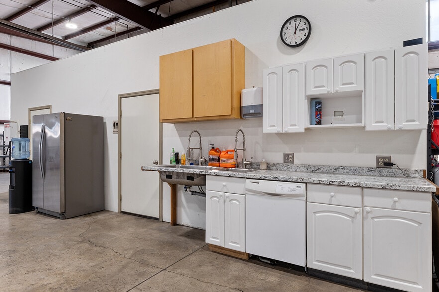 More Photos Of 6062-6068 Crater Lake Ave, Central Point Warehouse For Sale