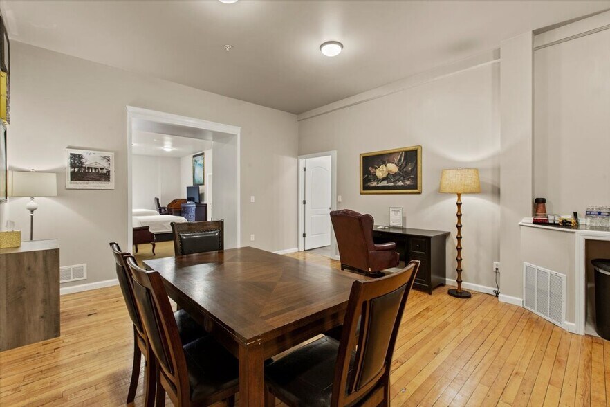 More Photos Of 49 Florida Ave, Amsterdam Hospitality For Sale