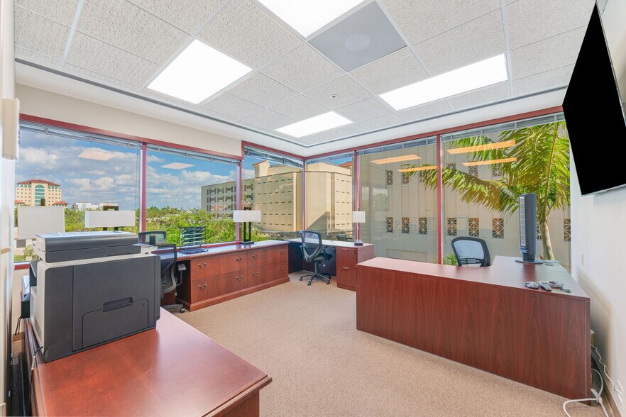 More Photos Of 2033 Main St, Sarasota Office For Lease