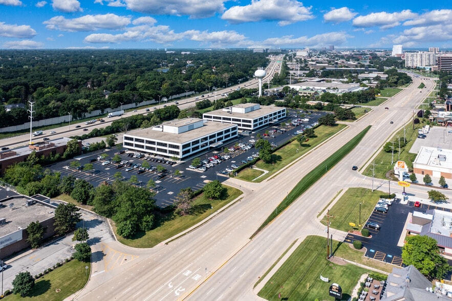 More Photos Of 2301 W 22nd St, Oak Brook Office For Lease