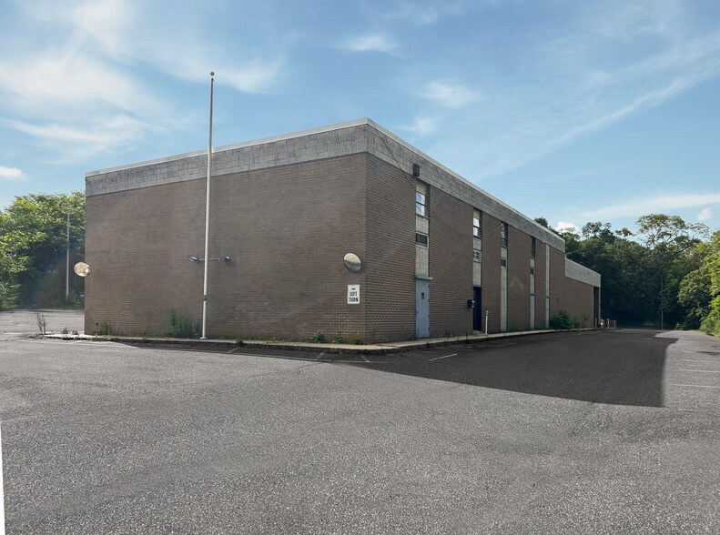 More Photos Of 1 Main St, Yaphank Warehouse For Lease