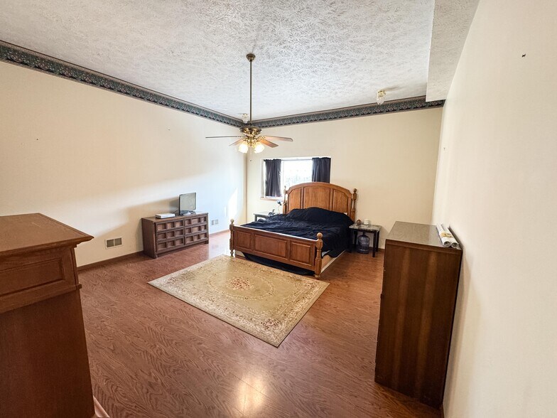 More Photos Of 203 W Madison St, Pontiac Storefront Retail Residential For Sale