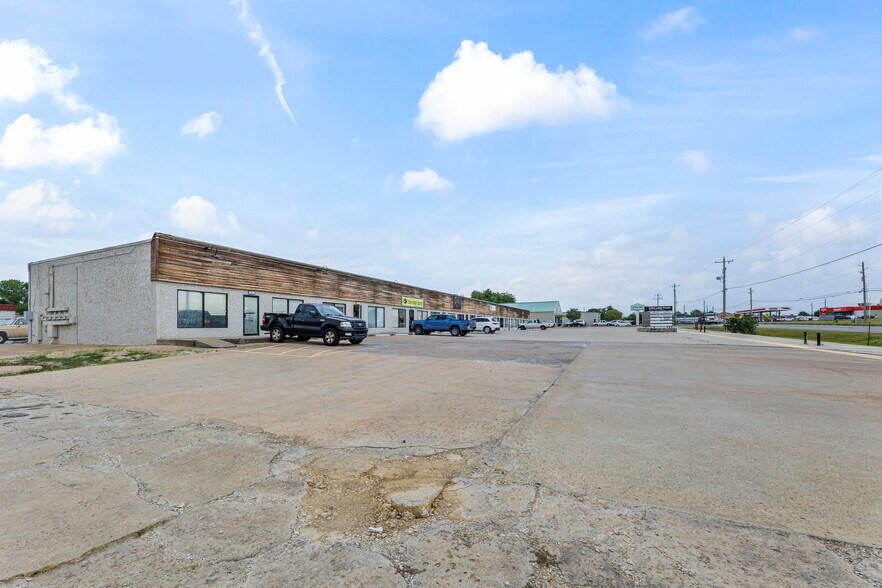 More Photos Of 800-804 S 9th St, Broken Arrow Unknown For Lease