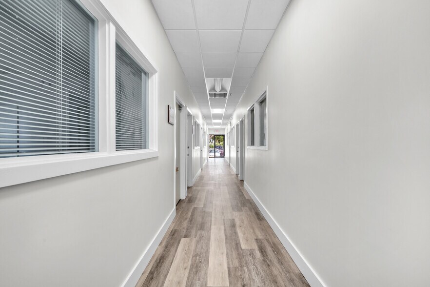 More Photos Of 1700 N Dixie Hwy, Boca Raton Office For Lease
