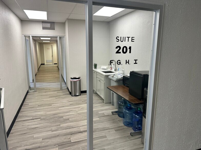 More Photos Of 500 W Ohio Ave, Midland Office For Sale