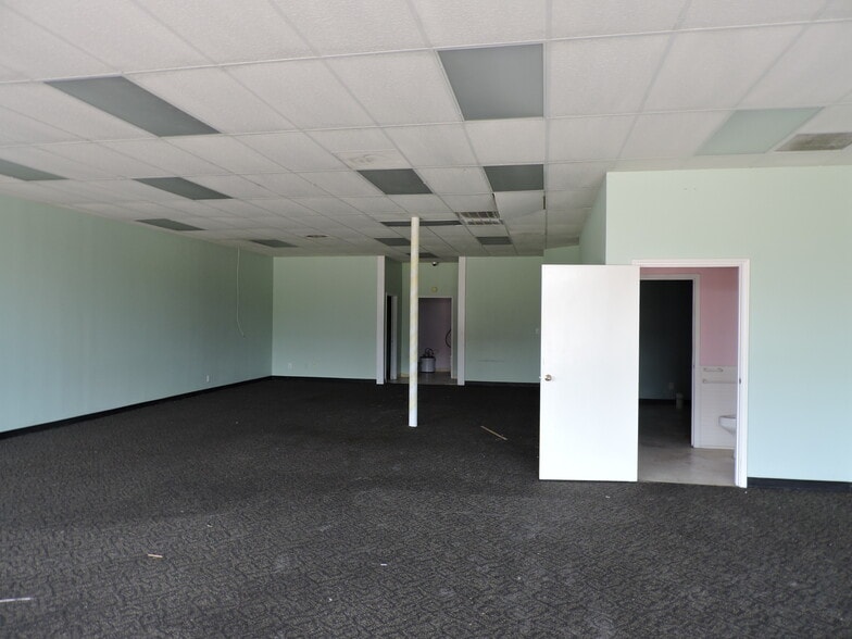 More Photos Of 407 W Baker Rd, Baytown Unknown For Lease