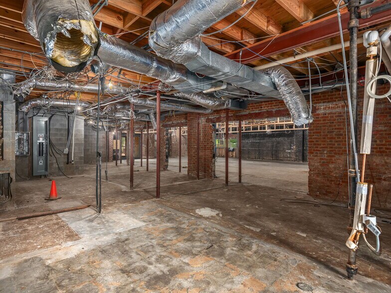 More Photos Of 11 Kitchin Pl, Asheville Bank For Lease