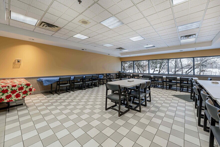 More Photos Of 50 Rue de Lauzon, Boucherville Flex For Lease