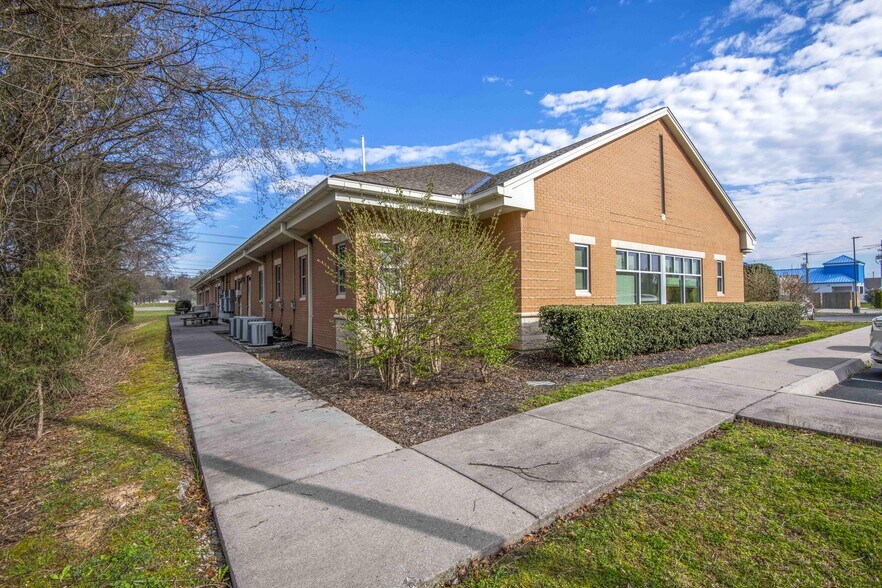 More Photos Of 2130 Charles G Seivers Blvd, Clinton Medical For Sale