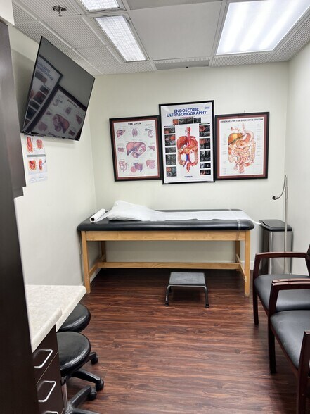 More Photos Of 44215 15th St W, Lancaster Medical For Lease